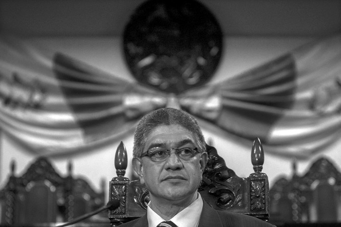 El secretario general de la Corte de Constitucionalidad de Guatemala, Martin Guzmán, el lunes en Ciudad de Guatemala, donde anunció que la institución anuló la sentencia de 80 años de prisión emitida el 10 de mayo en contra del ex dictador guatemalteco José Efraín Ríos Montt por genocidio y crímenes de guerra.  · Foto:  Saúl Martínez, Efe
