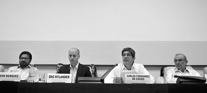 El segundo jefe de las FARC y líder de los delegados de la guerrilla Luciano Marín, alias Iván Márquez, los representante de los países garantes, el noruego Dag Nyrander y el cubano Carlos Fernández de Cossio, y el jefe de los negociadores del gobierno de Colombia, Humberto de la Calle, ayer durante la conferencia de prensa brindada en La Habana, Cuba. · Foto: Stringer, Efe