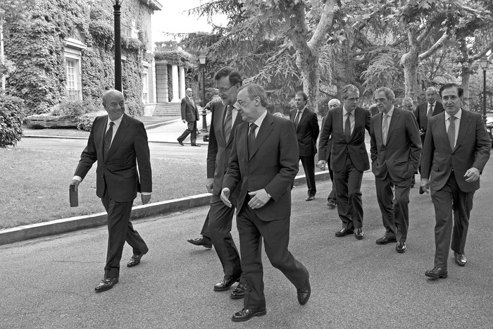 Mariano Rajoy conversa con del presidente del BBVA, Francisco González (izq.), y el presidente de ACS, Florentino Pérez, en los jardines del Complejo de La Moncloa, luego de la reunión del presidente del gobierno español con los miembros del Consejo Empresarial para la Competitividad, integrado por los presidentes de las grandes empresas españolas. · Foto: Diego Crespo, presidencia del gobierno, efe