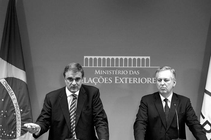 El ministro brasileño de Justicia, José Eduardo Cardoso, y el canciller, Luiz Alberto Figueiredo, durante la conferencia de prensa que brindaron ayer en el Palacio de Itamaraty, en Brasilia, a raíz de las denuncias de que Estados Unidos espió a la presidenta Dilma Rousseff.  · Foto:  Fernando bizerra jr, Efe