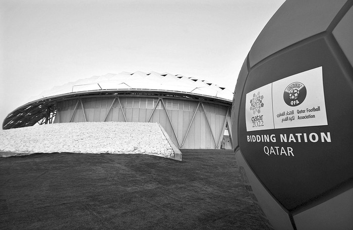 El logotipo de la candidatura de Qatar 2022 para el Mundial de fútbol junto a un estadio en Doha. / foto: Stringer, Efe (archivo, setiembre de 2010)