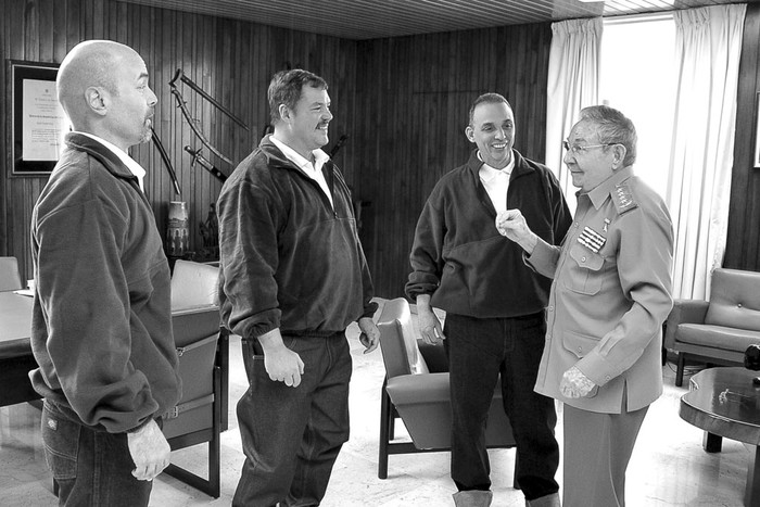 Gerardo Hernández, Ramón Labañino y Antonio González, los tres agentes cubanos del Grupo de los Cinco liberados por Estados Unidos, y Raúl Castro, ayer, cuando el mandatario los recibió en La Habana. / Foto: s/d de autor, Estudios Revolución, Efe