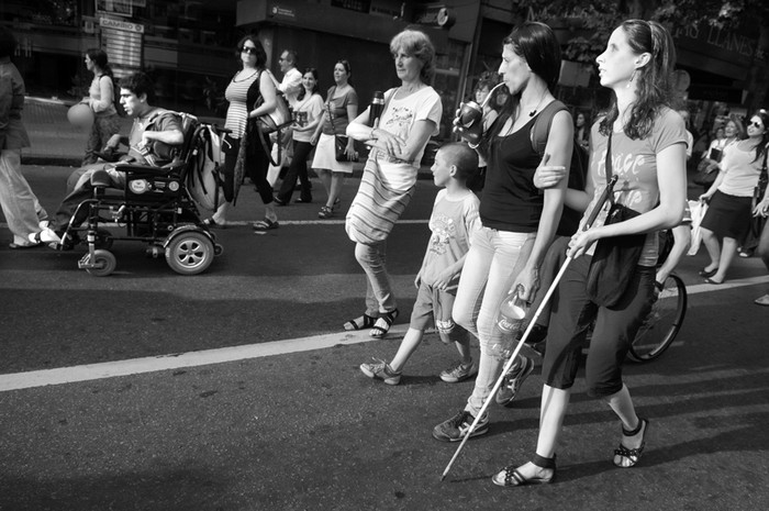 Marcha por la accesibilidad universal, ayer por la avenida 18 de Julio. · Foto: Nicolás Celaya