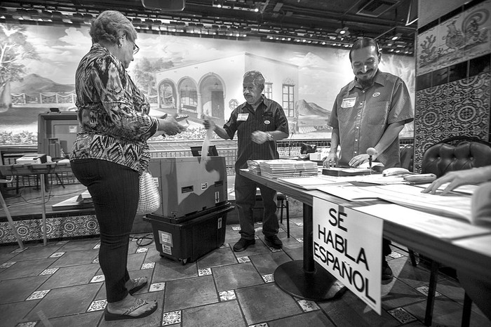 Latinos votan en un colegio electoral en el restaurante del EL Gallo en Los Ángeles, California. Foto: David Mcnew, AFP