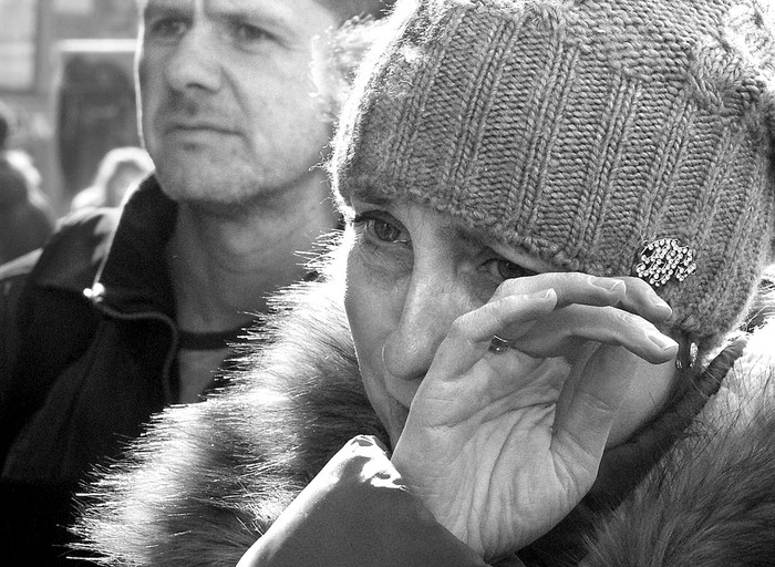 Reacciones en el sitio de la explosión en la estación de metro, ayer, en San Petersburgo, Rusia. Foto: Olga Maltseva, AFP