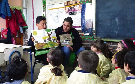 Alumnos del liceo 64 que participan en el programa Joven Lector. Foto: Evelina López Alumnos del liceo 64 que participan en el programa Joven Lector. Foto: Evelina López