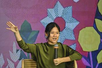 Karen Hao durante una conferencia en el Festival de Literatura de Bangalore, India, el 7 de diciembre de 2025. · Foto: Idrees Mohammed, AFP