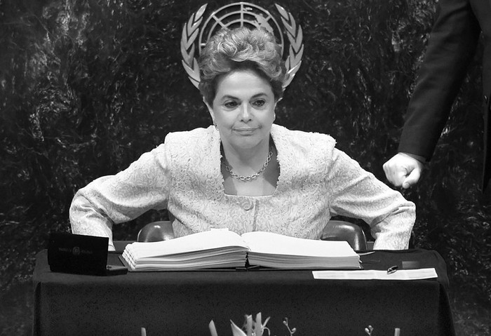 La presidenta de Brasil, Dilma Rousseff, firma el Acuerdo de París sobre el clima en la sede
de las Naciones Unidas en Nueva York, el 22 de abril. Foto: Jewel Samad