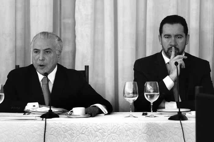 Michel Temer junto a Dyogo Oliveira, ministro de Planificación de Brasil. Foto: Andressa Anholete, Afp