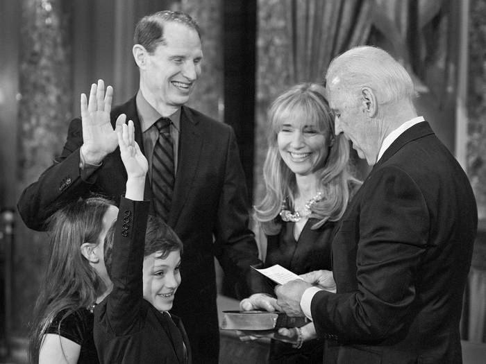 Ron Wyden es juramentado senador por el vicepresidente estadounidense Joe Biden, mientras su esposa
Nancy sostiene la Biblia con sus hijos. Foto: Paul J Richards, Afp