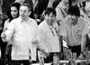 El presidente de Cuba, Raúl Castro, conversa con su homólogo de Bolivia, Evo Morales, y el canciller boliviano, David Choquehuanca, ayer, durante la Cumbre de la Unidad de América Latina y el Caribe, en Playa del Carmen, de la Riviera Maya (Caribe mexicano). · Foto: EFE, Alejandro Bolívar El presidente de Cuba, Raúl Castro, conversa con su homólogo de Bolivia, Evo Morales, y el canciller boliviano, David Choquehuanca, ayer, durante la Cumbre de la Unidad de América Latina y el Caribe, en Playa del Carmen, de la Riviera Maya (Caribe mexicano). · Foto: EFE, Alejandro Bolívar