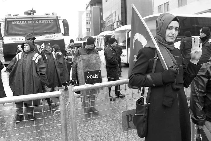 Una manifestante turca con la bandera nacional participaba, ayer, en una protesta en la embajada holandesa en Ankara, Turquía. Foto: Adem Altan, AFP