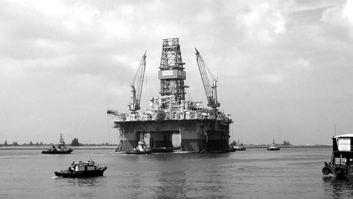 Una plataforma petrolífera es trasladada al lugar de la ubicada en el Golfo de México, que la semana pasada explotó y se hundió, y que podría causar un desastre ambiental en el área. La nueva plataforma es la primera de dos que envía Transocean · Foto: EFE, s/d de autor