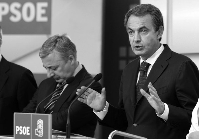 El presidente del gobierno y secretario general del PSOE, José Luis Rodríguez Zapatero, junto al vicesecretario general socialista, José
Blanco, durante la rueda de prensa que ofreció el domingo de noche en la sede socialista de Madrid. · Foto: Efe, Alberto Martín