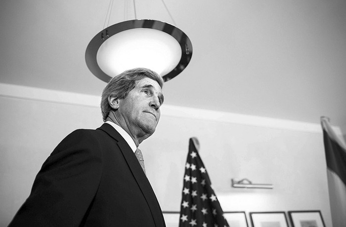 El secretario de Estado estadounidense, John Kerry, antes de una reunión con el ministro israelí de Exteriores, Avigdor Lieberman.  · Foto:  Noam Moskowitz, Efe