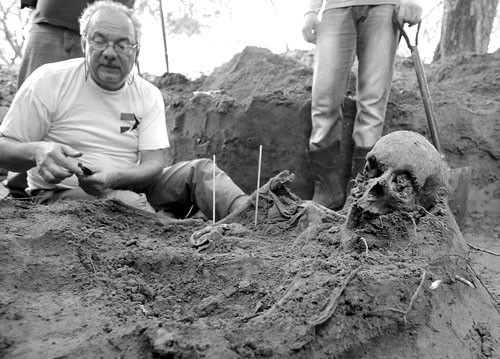 El director de la Dirección de Reparación y Memoria Histórica de Paraguay, Rogelio Goiburú, durante una excavación en un cuartel
de Asunción. Foto: Andrés Cristaldo, Efe (archivo, marzo de 2013)