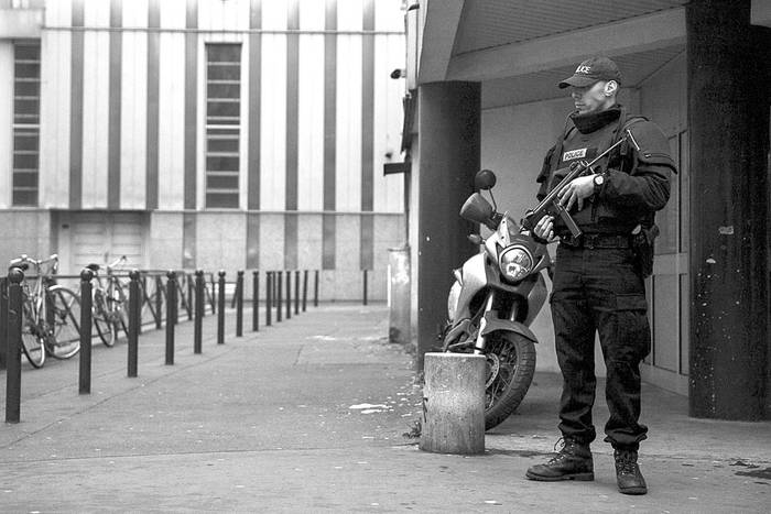 Un policía francés hace guardia a la entrada de una sinagoga, ayer, en París, Francia. Foto: Etienne Laurent, Efe
