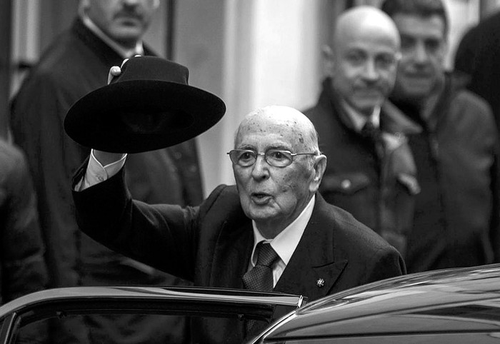El presidente de la República de Italia, Giorgio Napolitano, ayer, a su llegada a su residencia en Roma (Italia).
Foto: Massimo Percossi, Efe