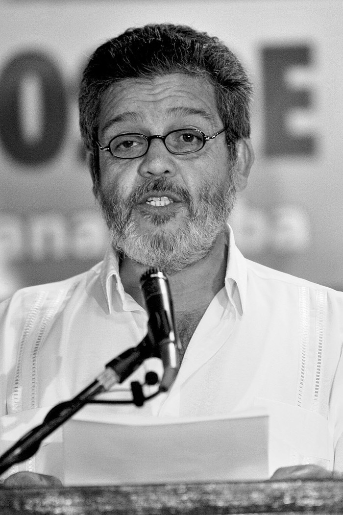 Luis Alberto Albán, representante de las FARC, lee un comunicado en el Palacio de
Convenciones, el domingo, en La Habana (Cuba). Foto: Ernesto Mastrascusa, Efe