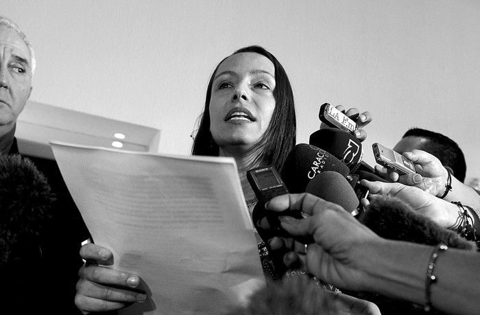 Tanja Nijmeijer, representante de las FARC en diálogos de paz con el gobierno colombiano, lee un comunicado, ayer, en La Habana (Cuba). Foto: Alejandro Ernesto, Efe