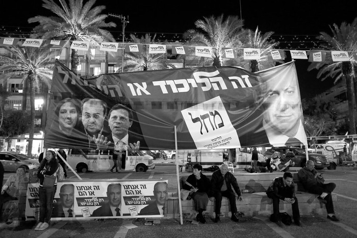 Carteles de campaña electoral durante un acto, ayer, en la plaza Rabin, Tel Aviv, Israel. Foto: Abir Sultan, Efe