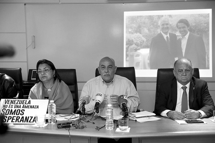 Gladys Requena y Darío Vivas, diputados de la Asamblea Nacional de Venezuela, y Mario Isea, embajador de Venezuela en España, en rueda de prensa, ayer, en la embajada en Madrid. Foto: Fernando Alvarado, Efe