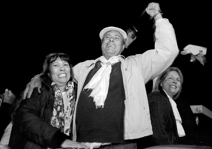 Enrique Antía festeja en la sede de la lista 88, anoche en Maldonado. Foto: Sandro Pereyra