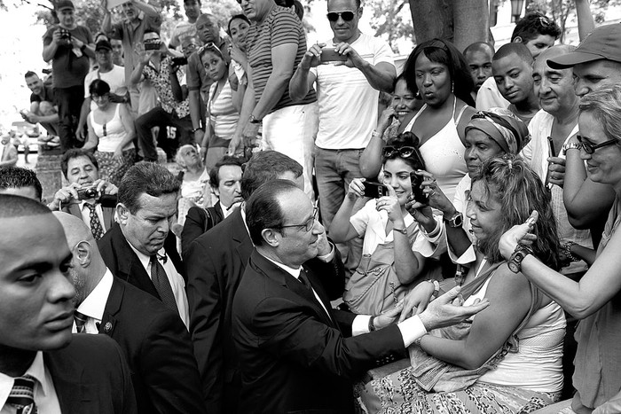 François Hollande, presidente de Francia, durante un recorrido por el Paseo del Prado, ayer, en La Habana, Cuba.Foto: Alejandro Ernesto, Efe
