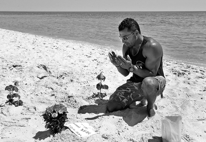 Un tunecino reza en la playa, ayer, frente al Marhaba Hotel, en Susa, Túnez. Foto: Mohamed Messara, Efe