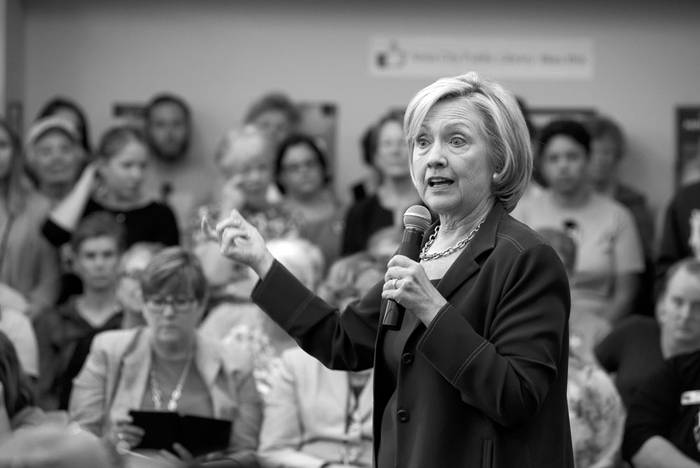 Hillary Clinton, candidata presidencial, en un acto de campaña ayer, en Iowa City, Estados Unidos. Foto: David Greedy, Afp