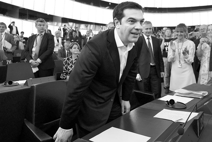 Alexis Tsipras, primer ministro griego, a su llegada a la Eurocámara, ayer, en Estrasburgo, Francia.  Foto: Patrick Seeger, Efe