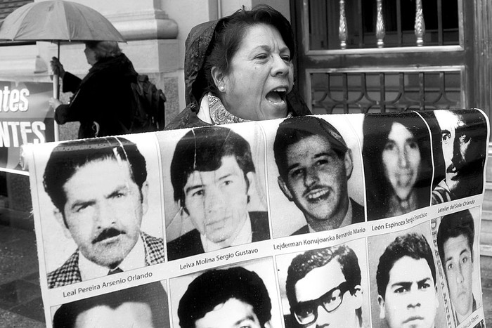Manifestación contra Manuel Contreras, ex jefe de la policía secreta del ex dictador Augusto Pinochet DINA, que murió el viernes en Santiago, Chile. Foto: Claudio Reyes, EFE