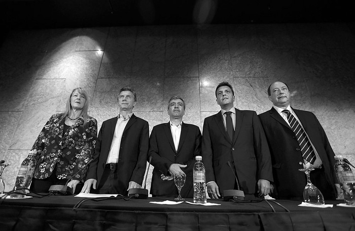 Los líderes opositores y candidatos a la presidencia de Argentina Margarita Stolbizer, Mauricio Macri, Sergio Massa, Ernesto Sanz,
y el candidato a gobernador en la provincia de Tucumán, José Cano, en una rueda de prensa, ayer, en Buenos Aires.Foto: David Fernández, Efe