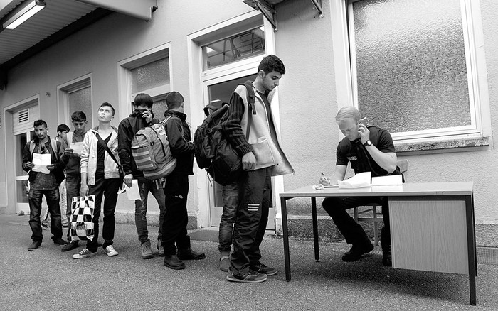 Un policía alemán registra a los refugiados procedentes de Hungría y Austria, ayer, en la estación de tren en Freilassing, al sur de Alemania. Foto: Christof Stache, Afp