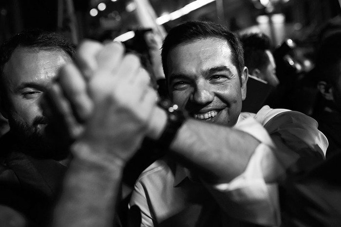 Alexis Tsipras, líder de Syriza, llega al comando electoral del partido, luego de las elecciones de ayer, en Atenas, Grecia. Foto: Angelos Tzortzinis, Afp