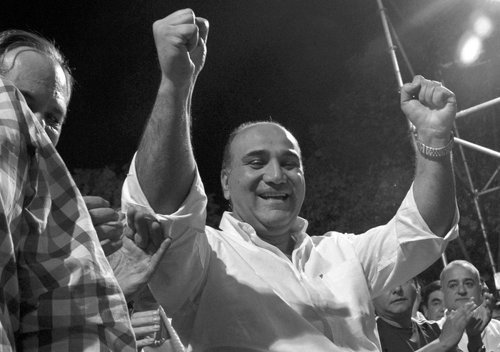 Juan Manzur celebra su victoria en el recuento definitivo de las elecciones provinciales, el 14 de setiembre, en la Plaza de la Independencia en Tucumán, Argentina. Foto: Sol Almidez, Afp