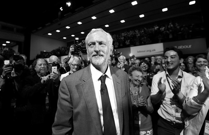 Jeremy Corbyn líder del Partido Laborista británico, se dispone a pronunciar un discurso, ayer, en Brighton, Reino Unido. Foto:Facundo Arrizabalaga, Efe Jeremy Corbyn líder del Partido Laborista británico, se dispone a pronunciar un discurso, ayer, en Brighton, Reino Unido. Foto:Facundo Arrizabalaga, Efe