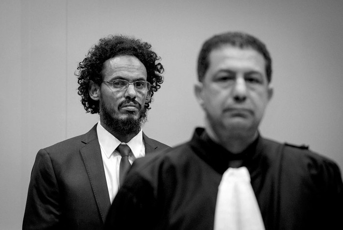 Ahmad al Faqi al Mahdi, alias Abu Tourab, acusado por la destrucción de obras patrimonio de la humanidad, comparece, ayer, ante la Corte Penal Internacional, en La Haya, Holanda. Foto: Robin Van Lonkhuijsen, Efe