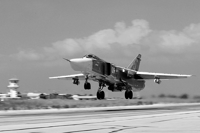 Un bombardero ruso Sukhoi Su-24 despega de la base aérea Hmeimim, en la provincia siria de Latakia, el 5 de octubre. Foto: Alexander Kots, Afp