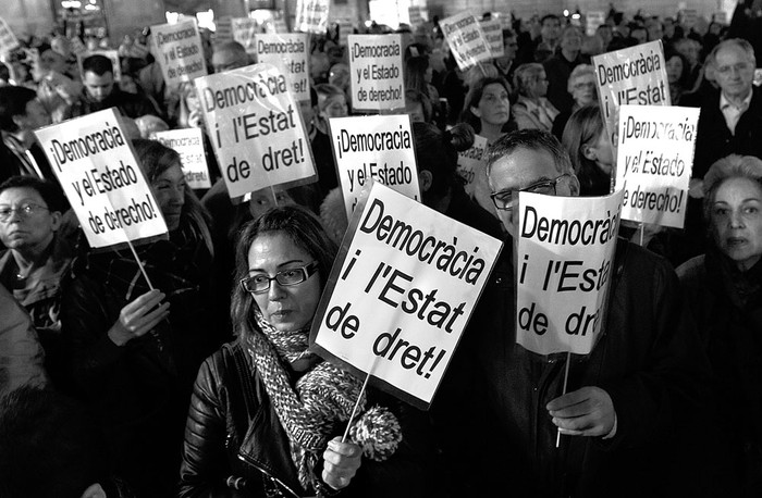 Manifestantes que apoyan la unidad de España, ayer, en la plaza Cataluña, frente a la sede del gobierno catalán. Foto: Lluis Gene, Afp