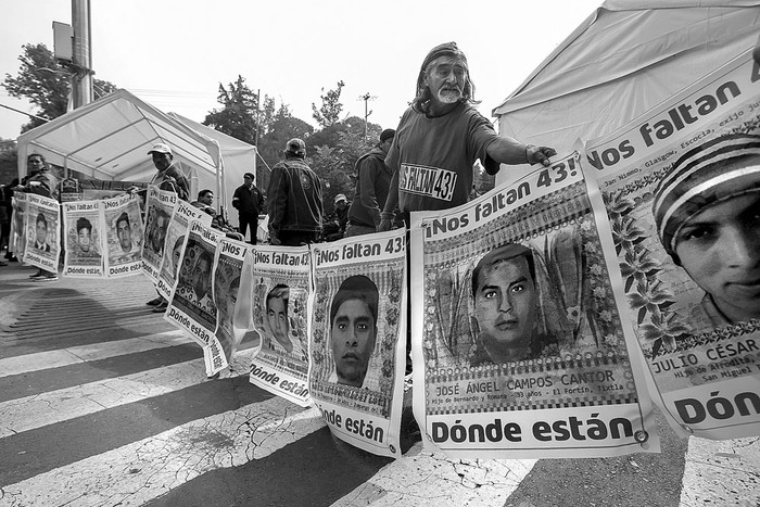 Familiares y amigos de los 43 estudiantes desaparecidos de Ayotzinapa protestan el viernes, cerca de la casa presidencial de Los Pinos, en Ciudad de México. Foto: Alex Cruz, EFE