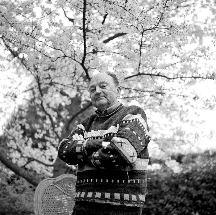 Michel Tournier en su jardín en Choiseul en abril de 2005. Foto: Catherine Gugelmann, Afp