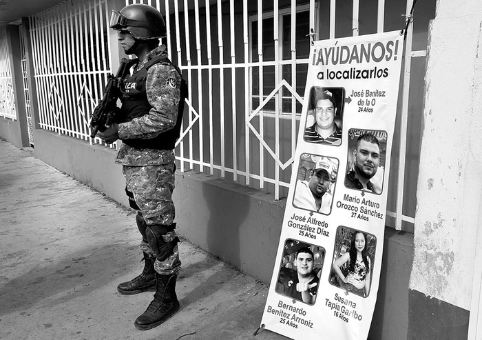 Pancarta con fotografías de cinco jóvenes que desaparecieron el 11 de enero en la comunidad Tierra Blanca, estado de Veracruz, México. Foto: Alfredo Estrella, Afp