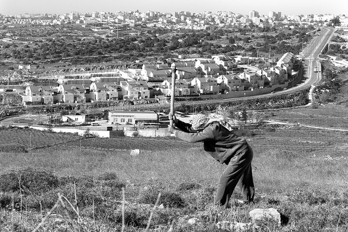 Foto tomada ayer desde la ciudad cisjordana de Hebrón, donde se ve el asentamiento judío de Kiryat Arba, en las afueras de la ciudad palestina. Foto: Hazem Bader, AFP