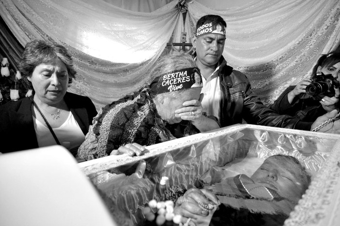Austra Bertha Flores junto al féretro de su hija Berta Cáceres durante su sepelio, el sábado en la ciudad de La Esperanza, Honduras. Foto: Efe, s/d de Autor