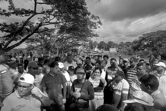 Bloqueo de la vía Troncal 10, en la localidad de Tumeremo, por la desaparición de 28 mineros, ayer, en el estado Bolívar, Venezuela. Foto: EFE, s/d de autor