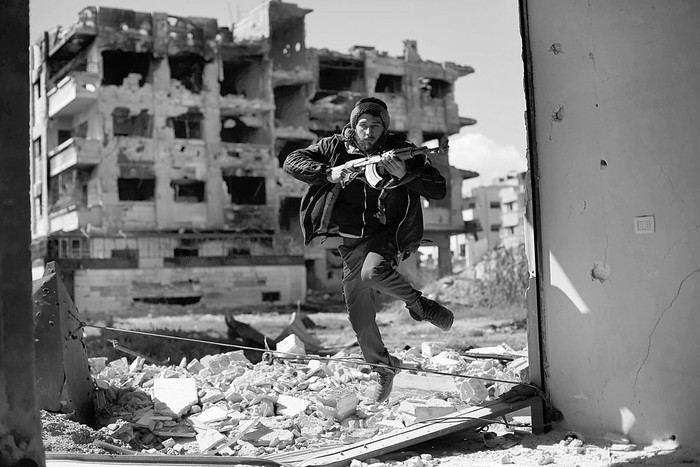 Un combatiente de Jaish al Islam, ayer, en el barrio de Jobar, en las afueras de Damasco, Siria. Foto: Amer Almohibany, Afp