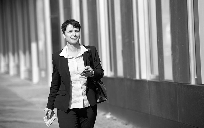 Frauke Petry, presidenta federal del partido Alternativa para Alemania, el martes, a su llegada
al centro de congresos federal de Berlín, Alemania. Foto: Bernd Von Jutrczenka, Afp