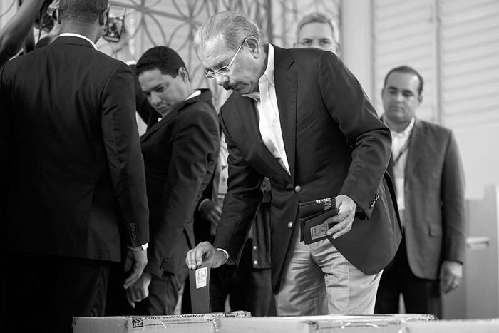 Danilo Medina, presidente de la República y candidato presidencial por el Partido de la Liberación Democrática, vota ayer en Santo Domingo, República Dominicana. Foto: Fran Afonso, Afp