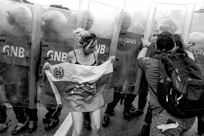 Opositores chocan con la Policía antidisturbios durante una manifestación en Caracas el 11 de mayo. • Foto: Federico Parra, Afp